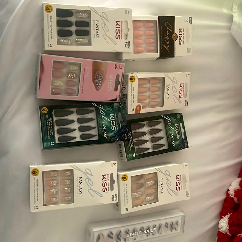 Kiss and static press on nails